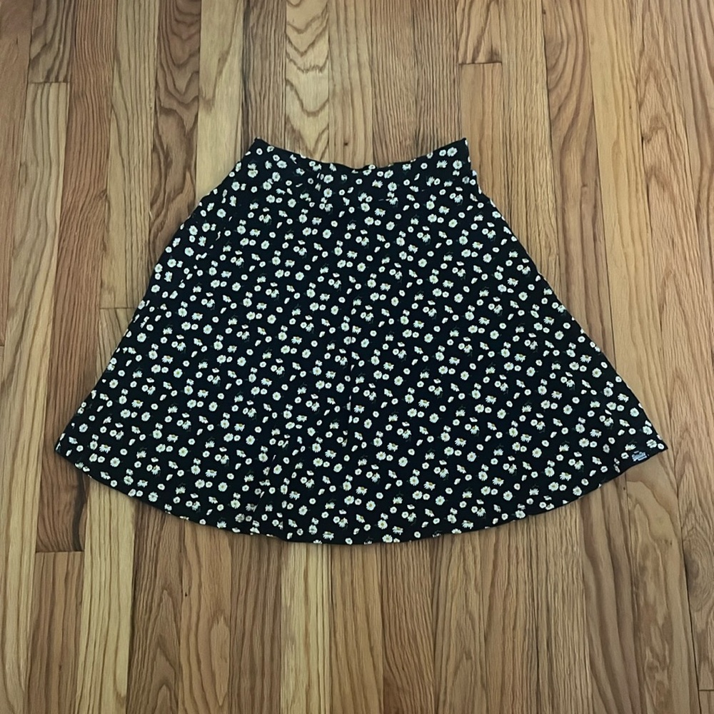 Pencil/ mini skirt with daisy pattern